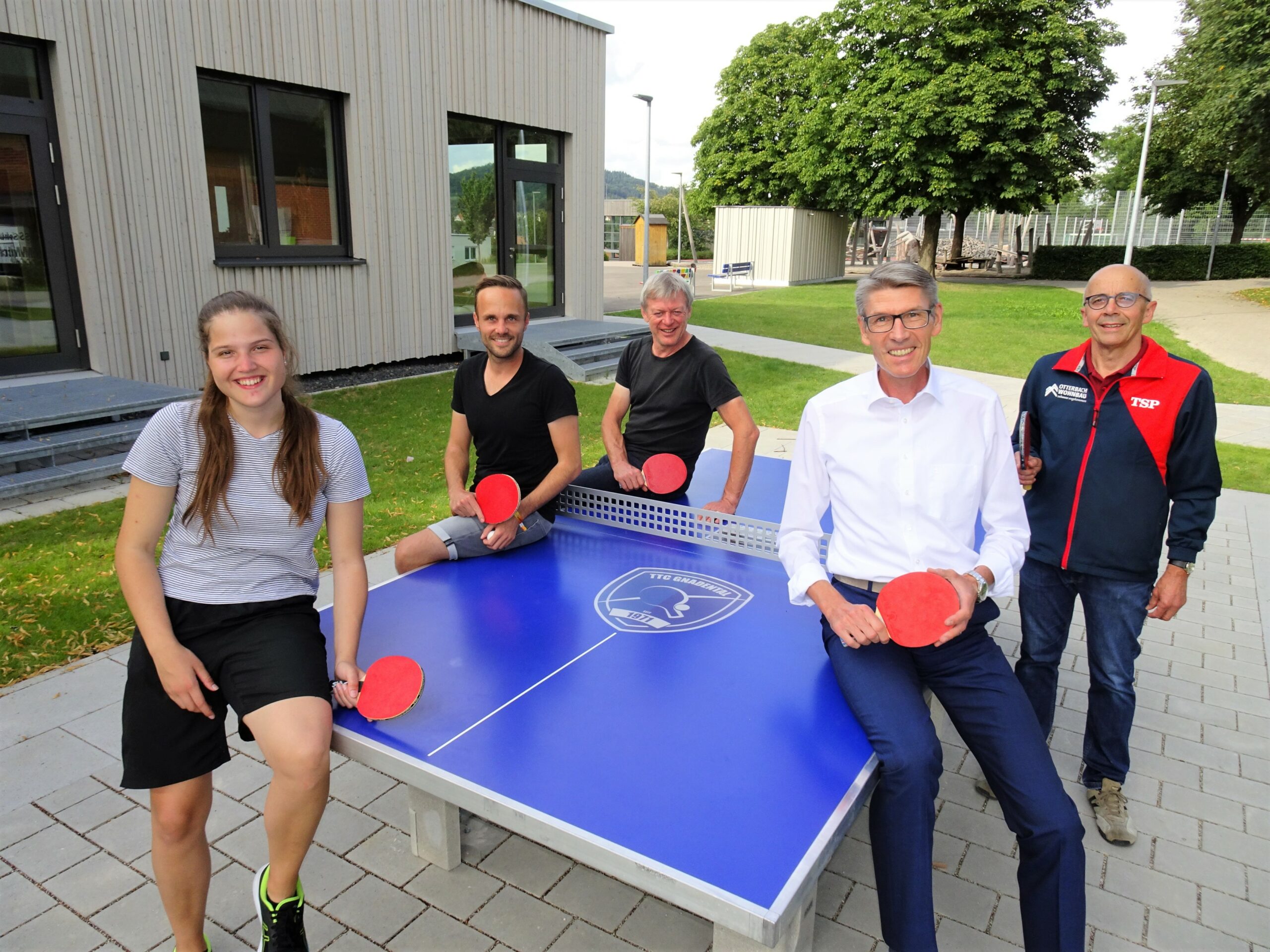 Mehr über den Artikel erfahren Outdoortisch eingeweiht