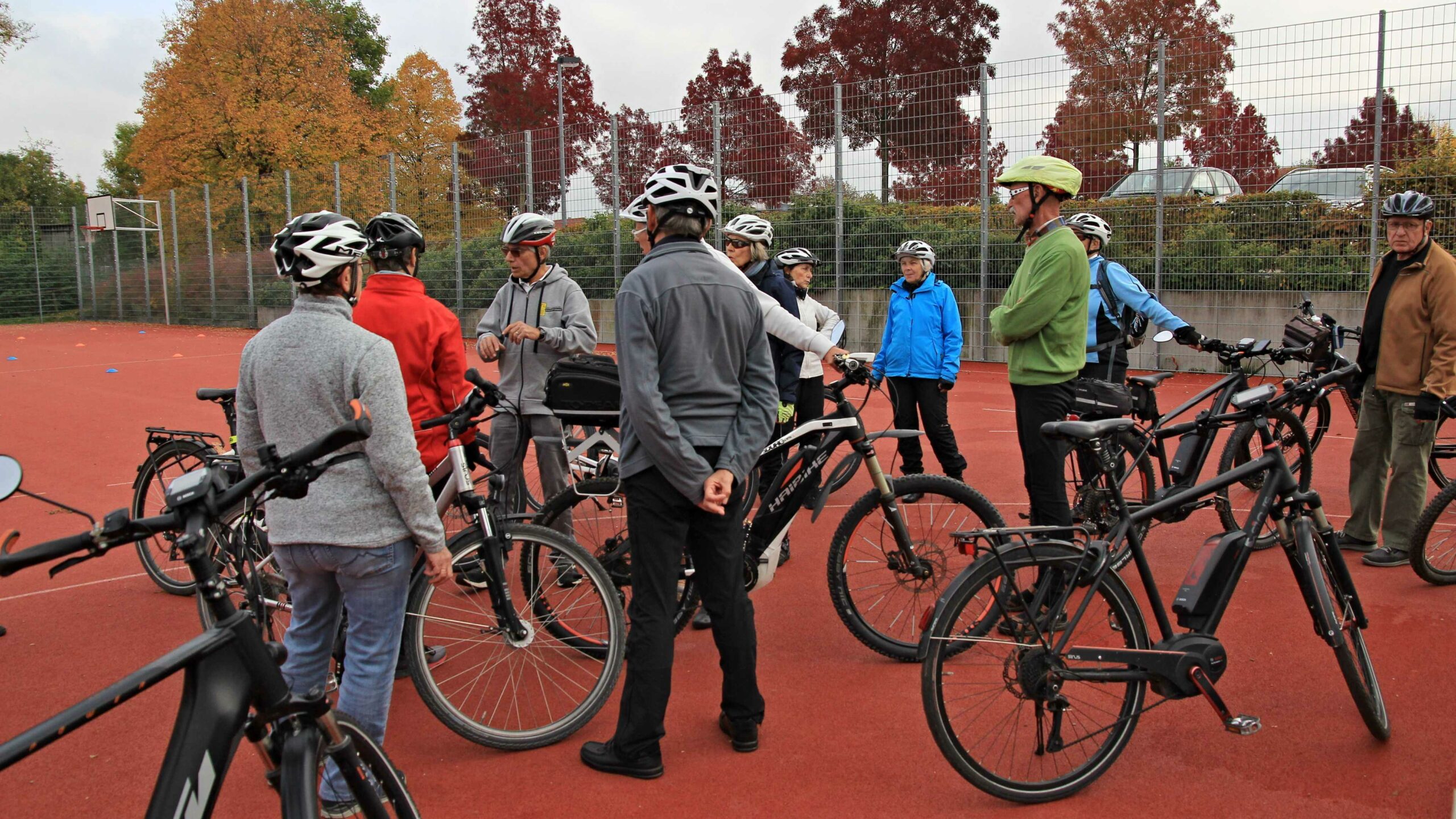 Read more about the article Genussradler “mit Motor” absolvieren Fahrsicherheitstraining