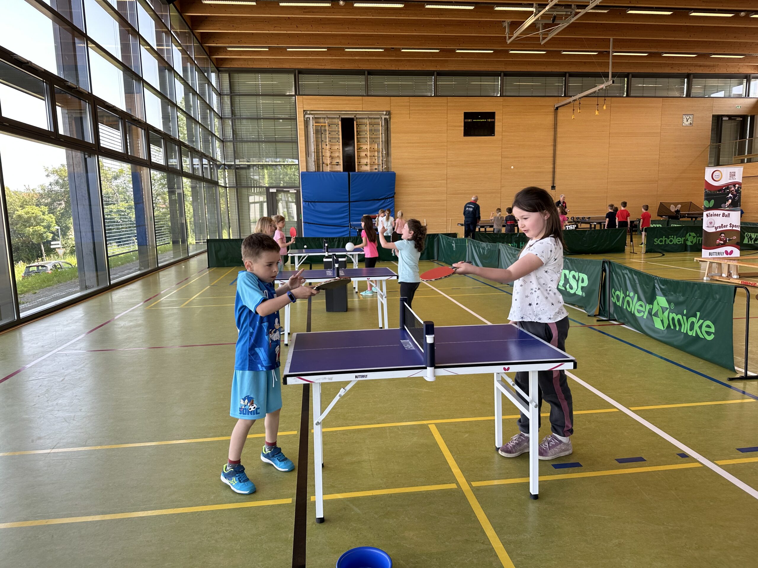 Mehr über den Artikel erfahren Tischtennis-Mobil besucht die Grundschule Michelfeld